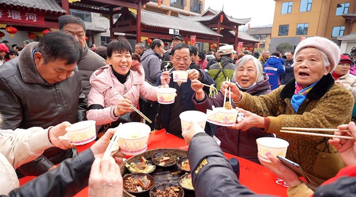 游客们围坐吃百家宴（通讯员 供图）.jpg