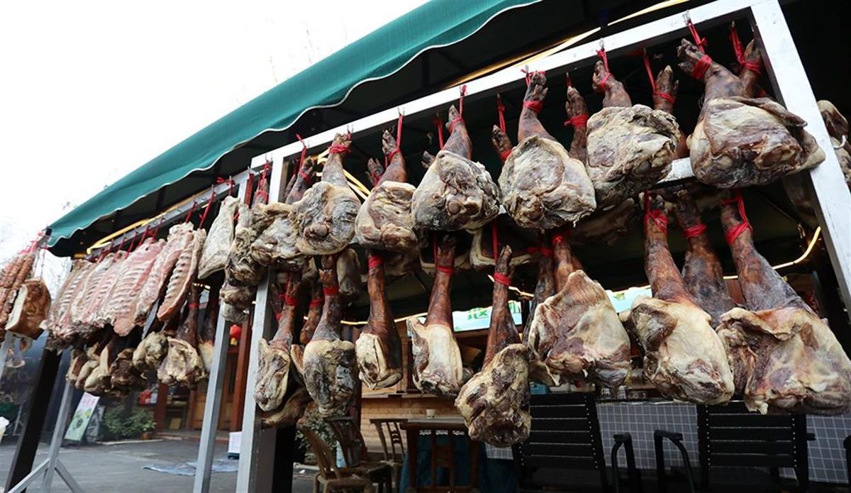 市场上售卖丰富的年货（通讯员 供图）.jpg