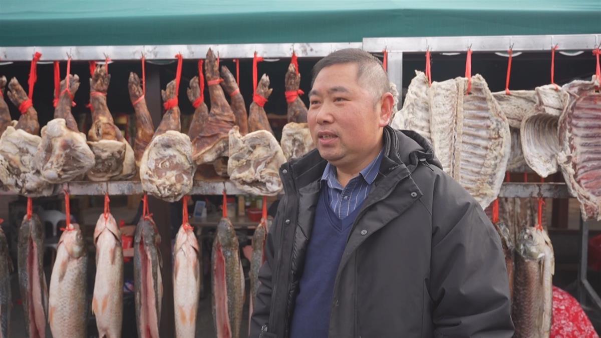 堰河村村民李长建售卖自家山货（通讯员 供图）.jpg