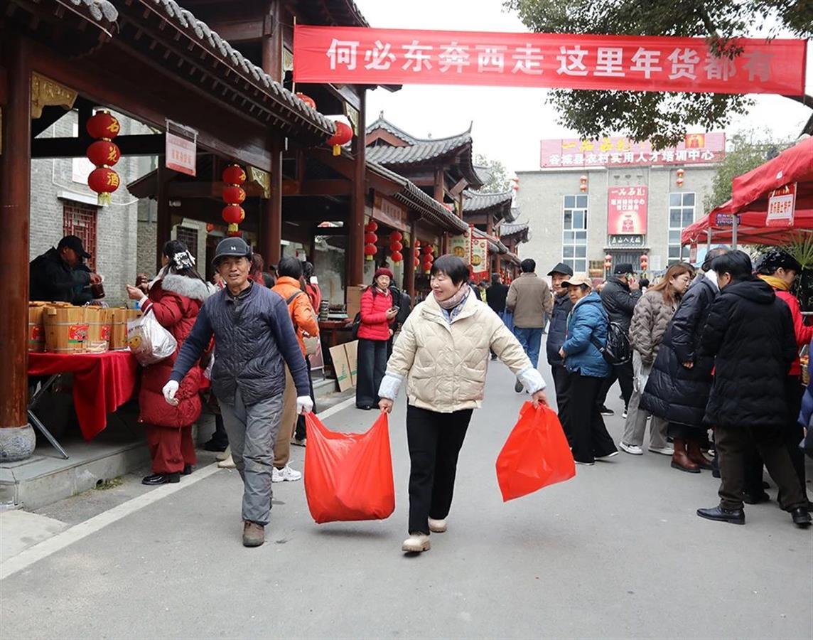 游客们满载而回（通讯员 供图）.jpg