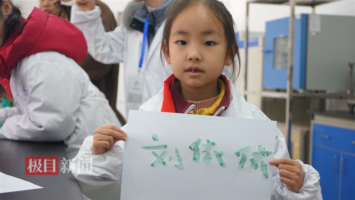 小学生展示颜料书写的作品3  王钰然摄.JPG