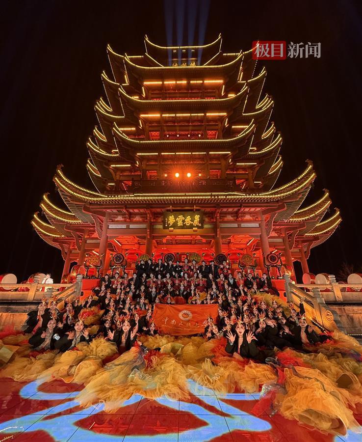 黄鹤楼前合影。学校供图.jpg