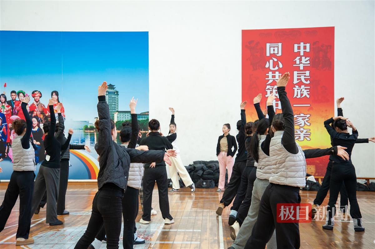在中南民族大学体育馆排练。学校供图2.jpg
