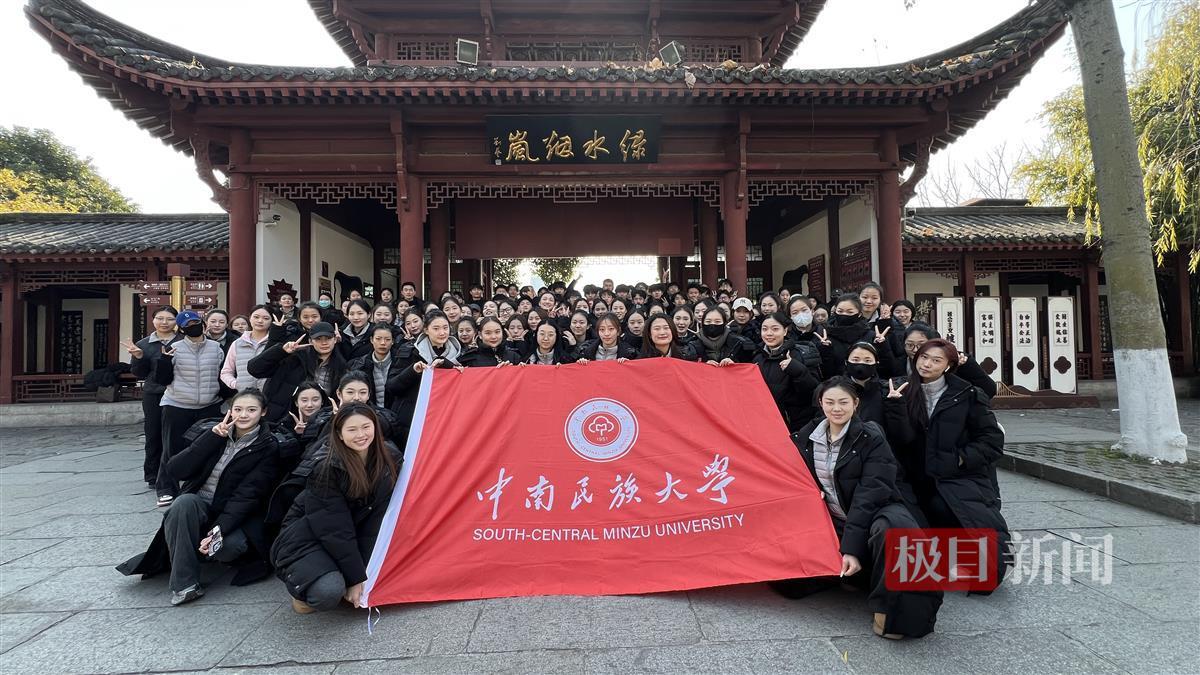 在黄鹤楼公园合影。学校供图.jpg