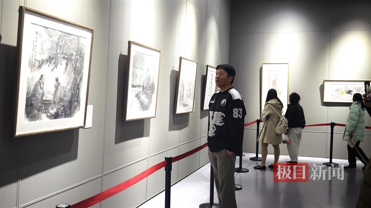 游客在黄鹤楼白云阁看书画展。2.jpg