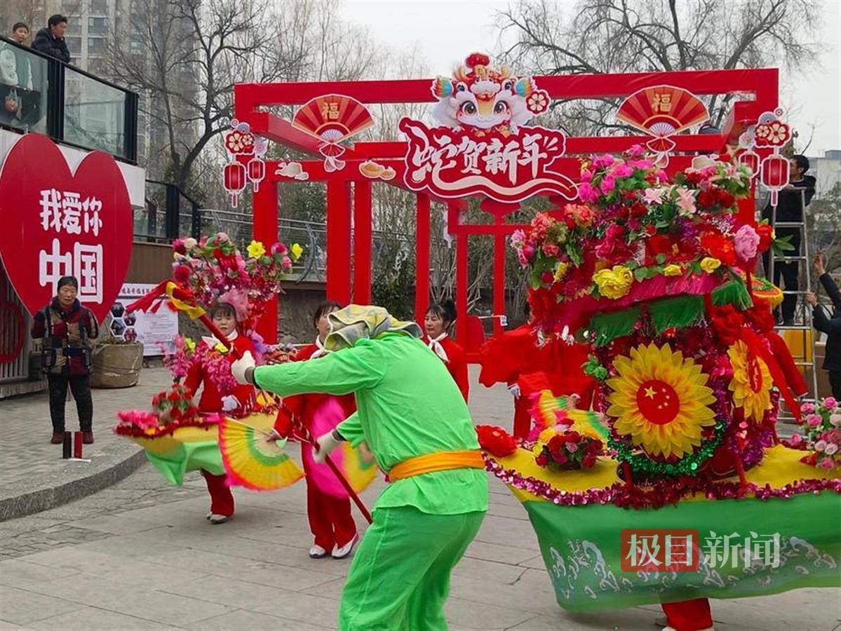 图为市民“划彩船”迎新春 郧轩文摄.png