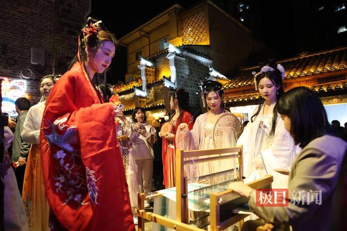 图为游客身着“华服”在老北街留影 徐军摄.png