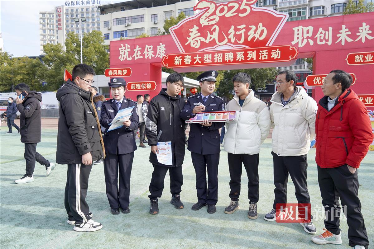 图4：民警向群众宣传禁毒知识.jpg