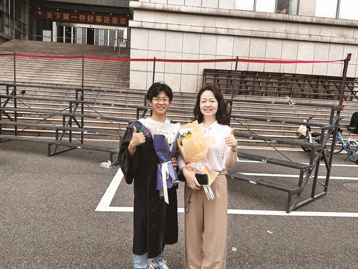 秦缘（左）和班导师张雪花（采访对象供图）