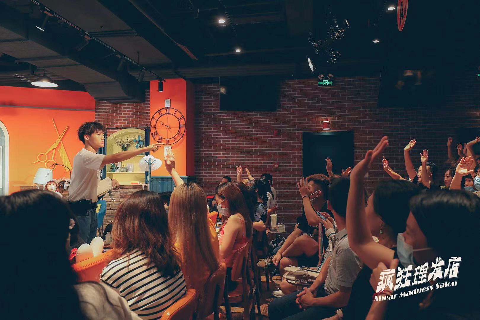沉浸版《疯狂理发店》剧照