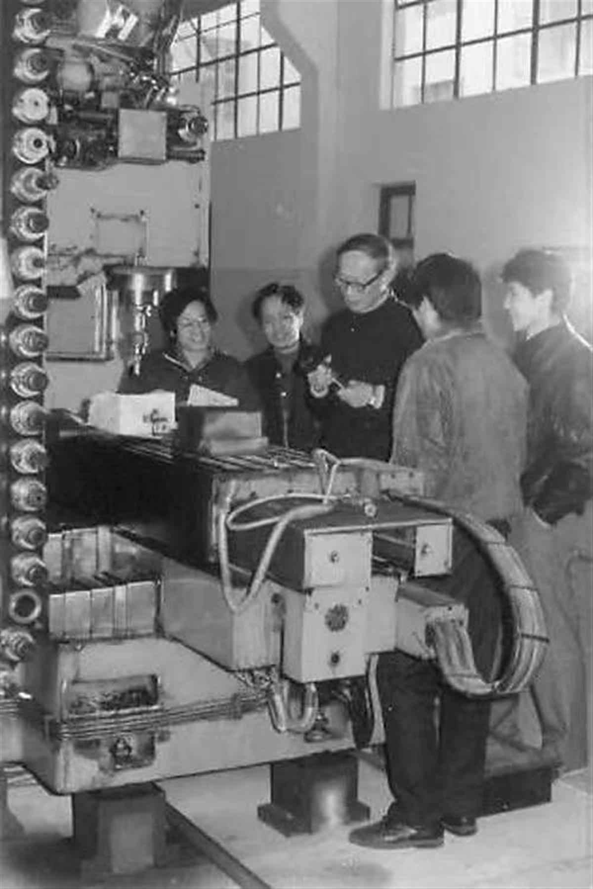 4 1994年，杨叔子与学生在实验室.jpg