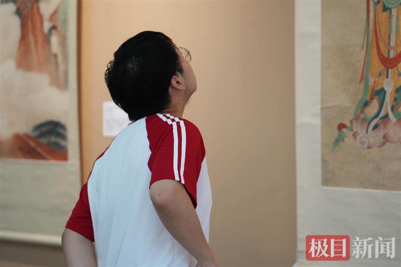 康礼学子正在参观张大千书画展.jpg