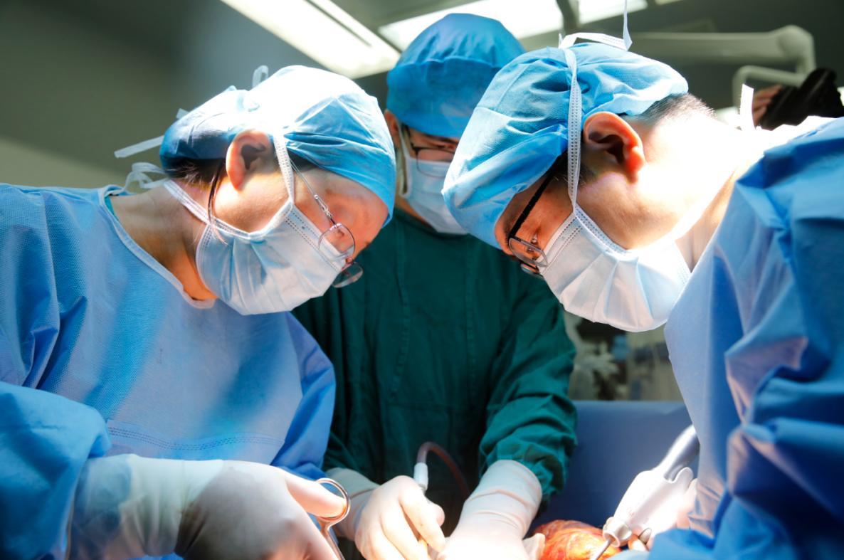 专家团队在手术中