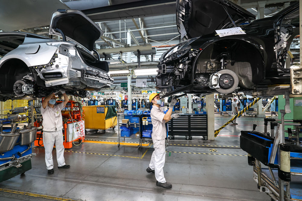 在襄阳高新区的东风日产襄阳工厂，工人们在生产线上忙碌。杨东 摄