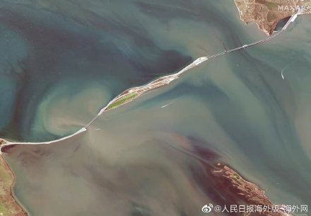 克里米亚大桥爆炸现场卫星图曝光：桥面受损明显 现场黑烟滚滚