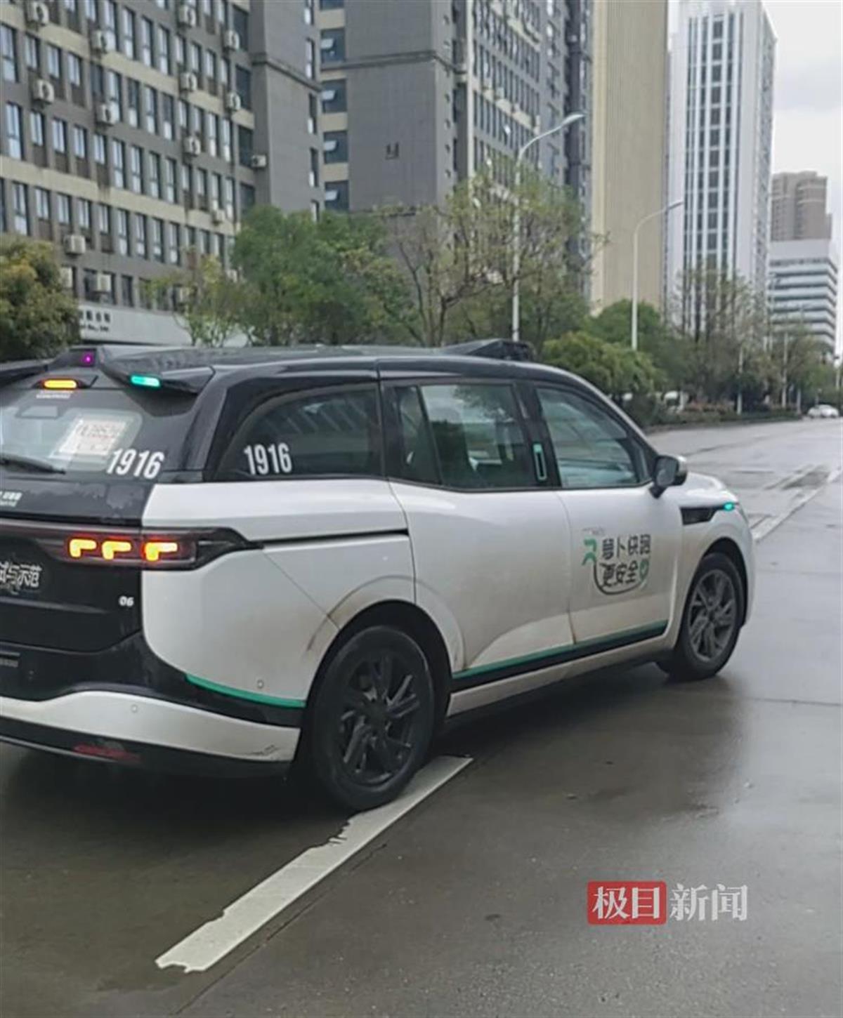 实测无人驾驶出租车“走武汉的大路”，语音呼叫便能请刀郎开唱《敢问路在何方》