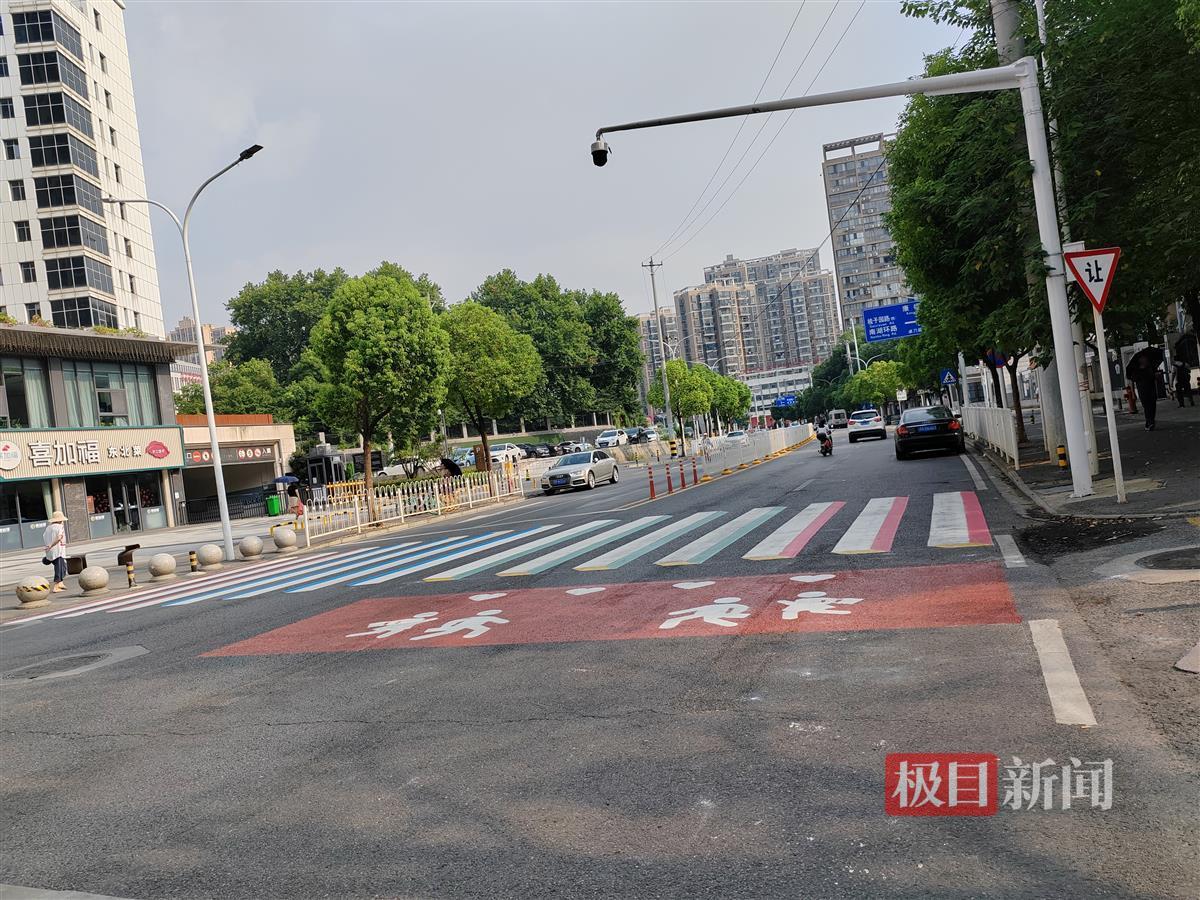 卓刀泉街道名都花园社区居民携手共筑“最美上学路”。 (2).jpg