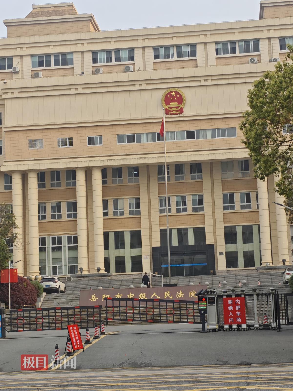 岳阳31岁男子被发小杀害案今日开庭，实探案发现场：遇害位置距楼栋电梯不到50米，被害人妻子带两个年幼儿子搬离小区(图3)