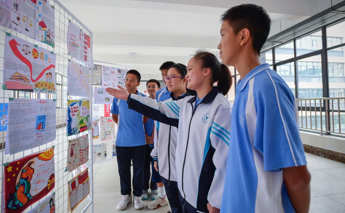 美术教师聂芮给八年级（2）班学生上美术课