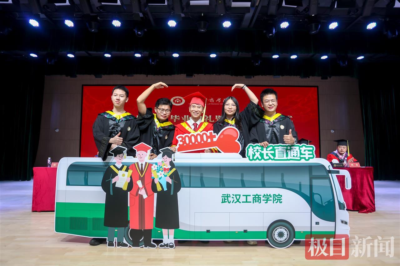 图为学生向校长孔建益赠送“校长直通车”模型和车钥匙模型 摄影：佳航.jpg