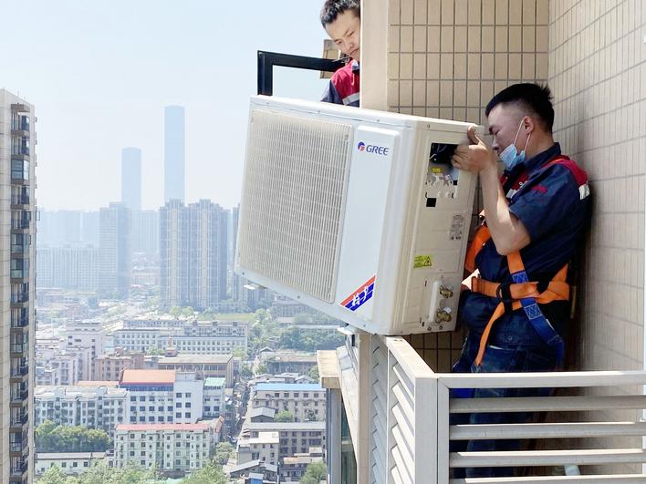 格力电器工作人员为客户提供上门安装维保服务（格力电器供图）