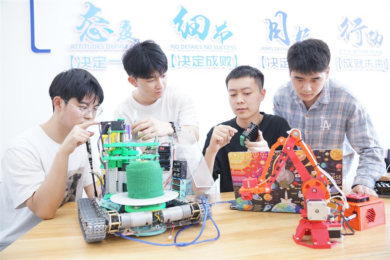 图38 学生科技创新.JPG