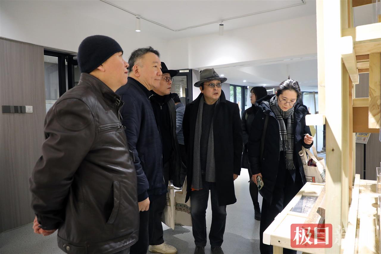 图14：与会领导嘉宾观展。.JPG