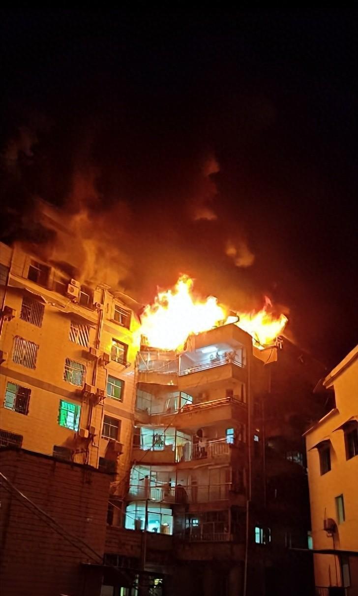 重慶黔江民族醫(yī)院住院部頂樓凌晨突發(fā)大火，數(shù)十病人及時轉(zhuǎn)移
