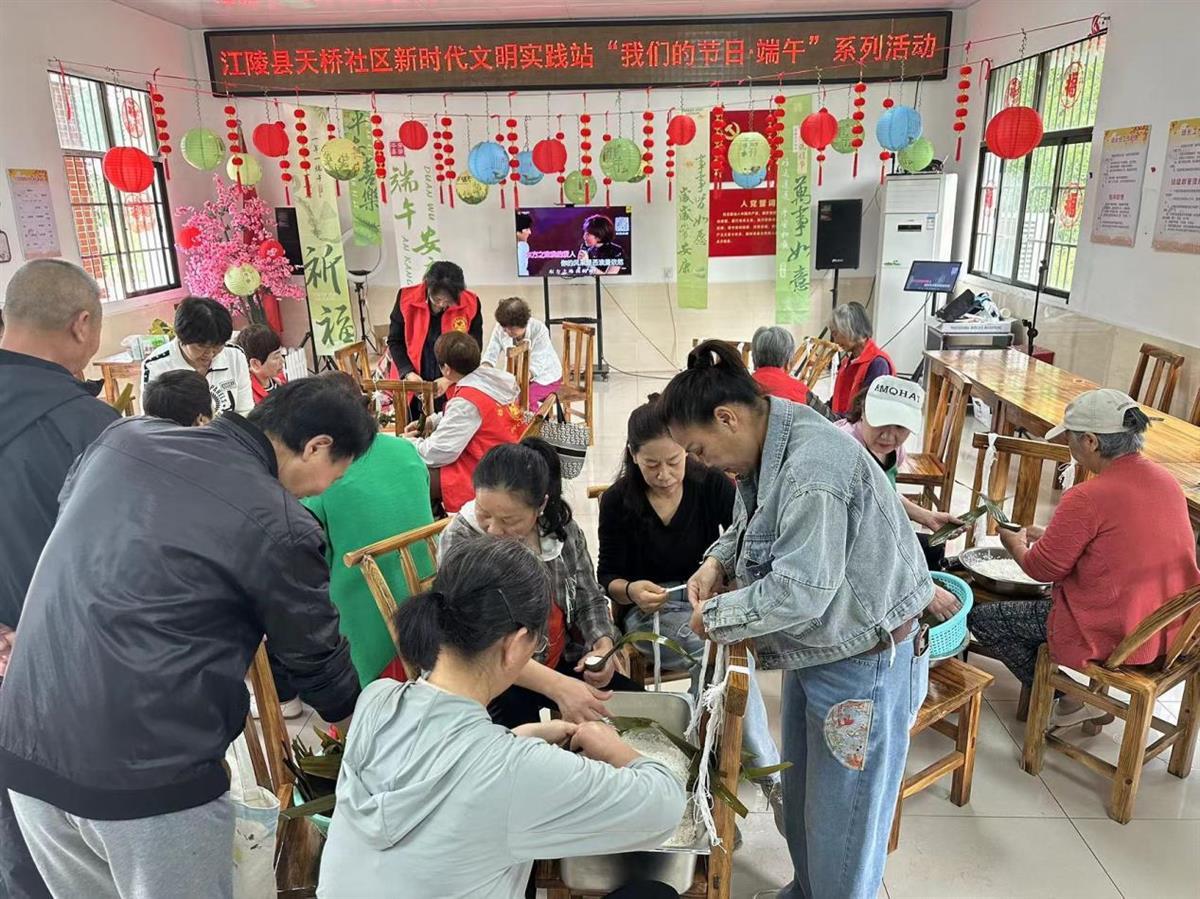 社区群众在包粽子.jpg