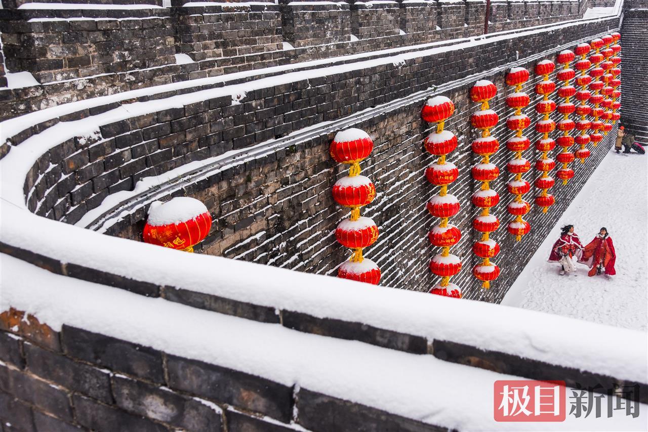 1月20日，湖北荆州古城，游客在踏雪赏景。 （极目新闻记者 黄志刚 摄）.jpg