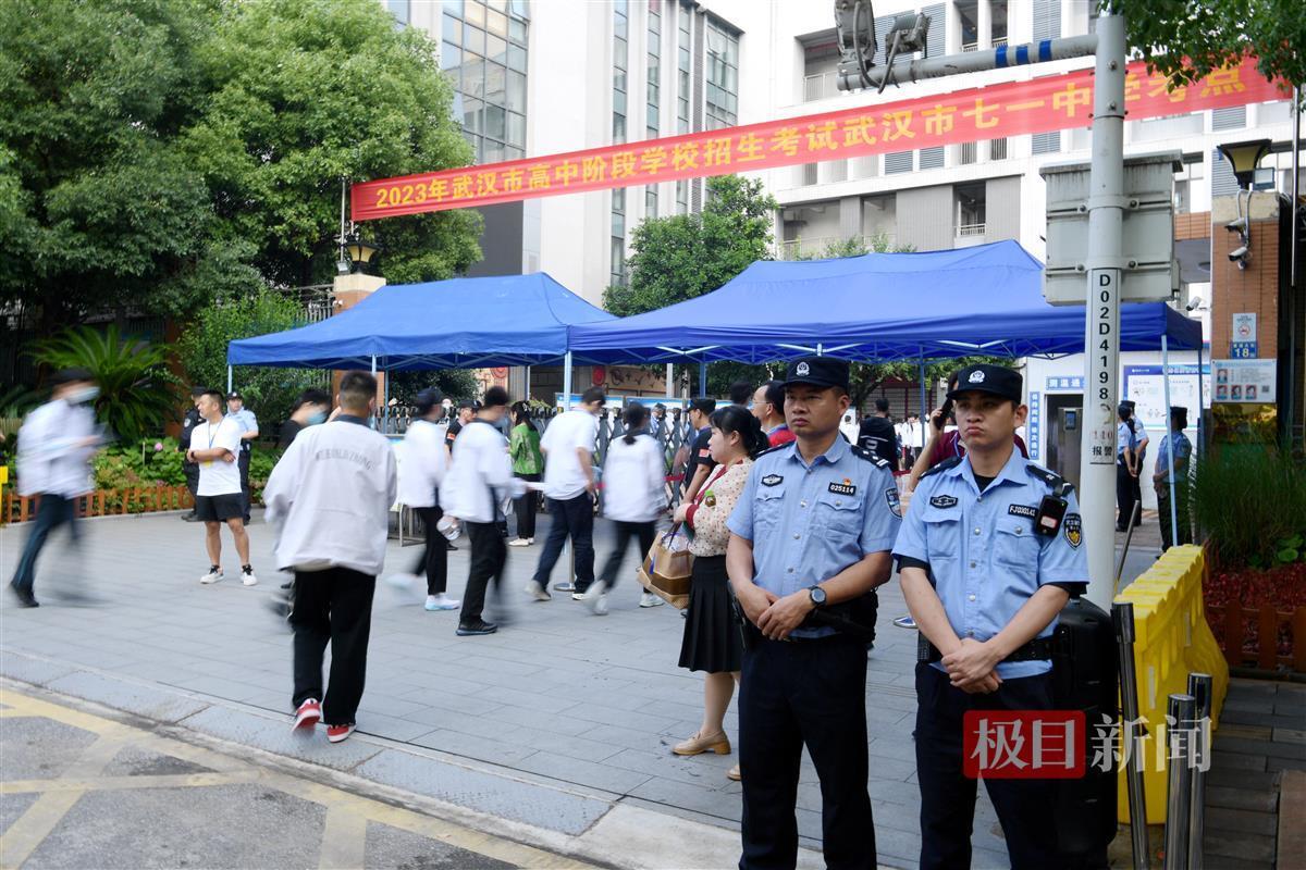 武汉江岸公安驻守9个中考考点，为7000余名考生护航 | 极目新闻