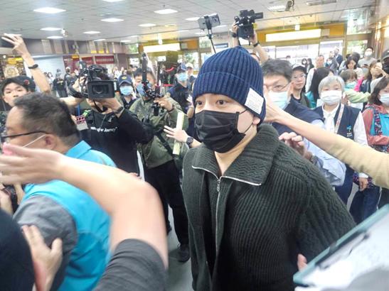 台媒：王大陆现身台北车站集合，搭车前往台中入伍服役