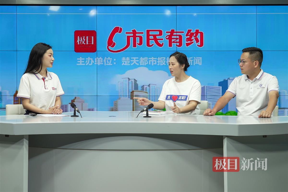 李颂梅（左二）和钱铸（右一）做客“市民有约”栏目（记者肖颢摄）