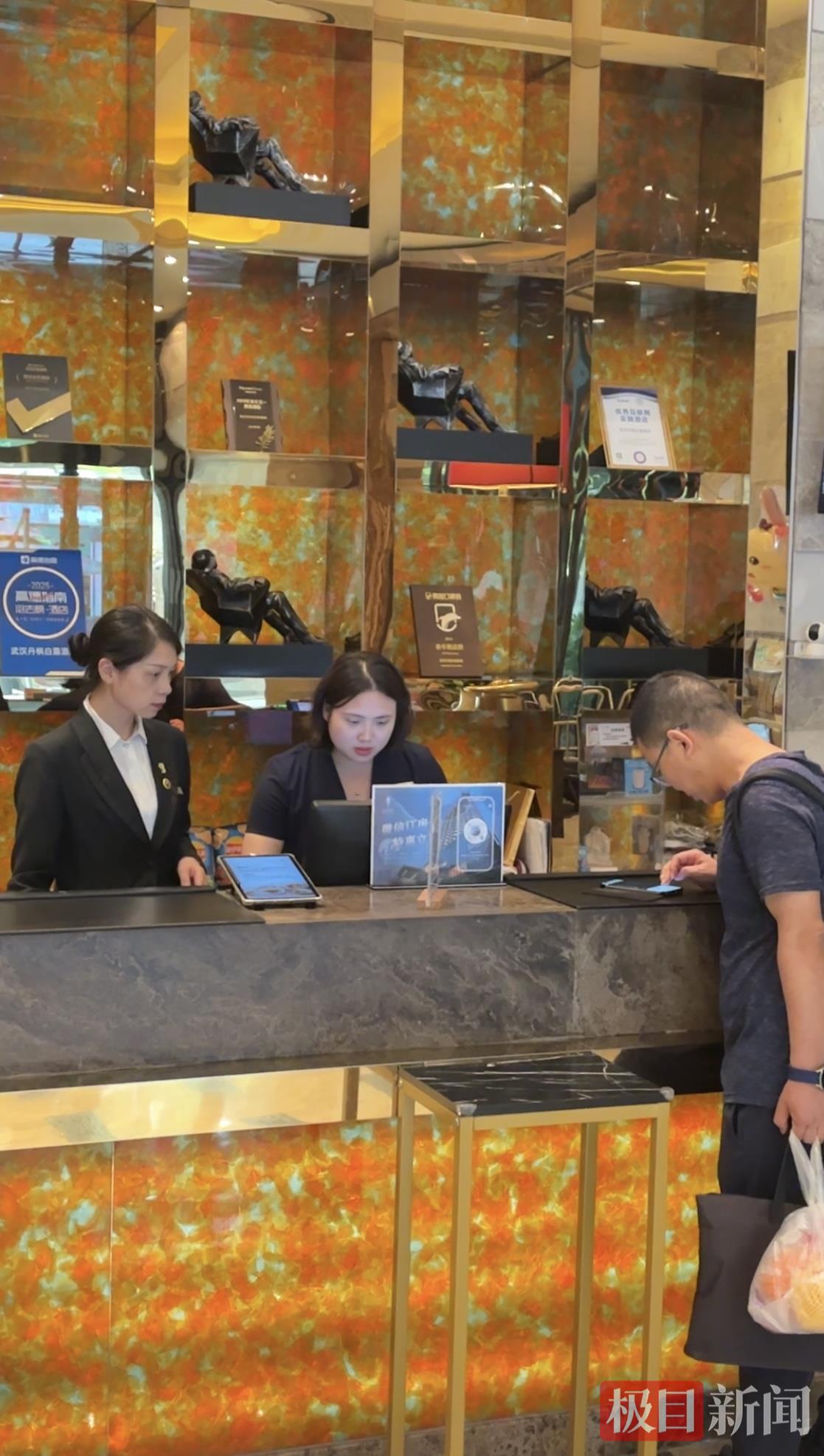 酒店前台办理入住.jpg