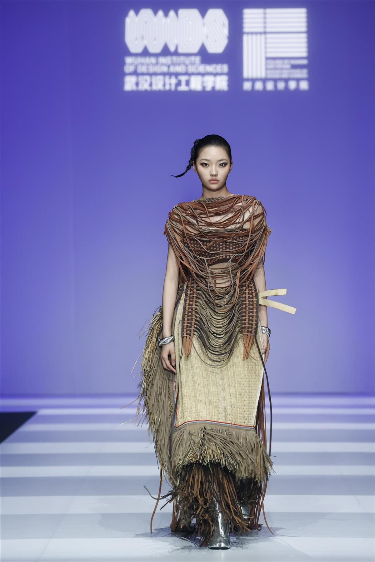 12 作品《缠织·乡韵》从土楼建筑包围环绕的特色结构中汲取设计灵感，展现了非服用材料在服装设计中的创新运用。.jpg