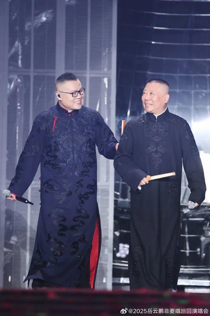 岳云鹏“非要唱”演唱会北京开唱，师傅郭德纲登台助阵演唱，黄晓明和表妹陈梦现身
