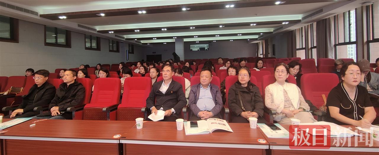 专家、领导和教师们观摩交流活动.jpg