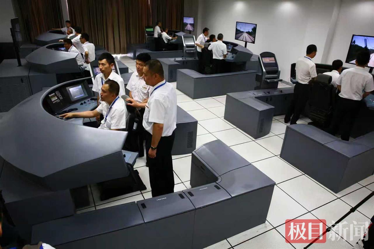 1-2武汉高铁训练段对学员进行模拟驾驶培训.jpg
