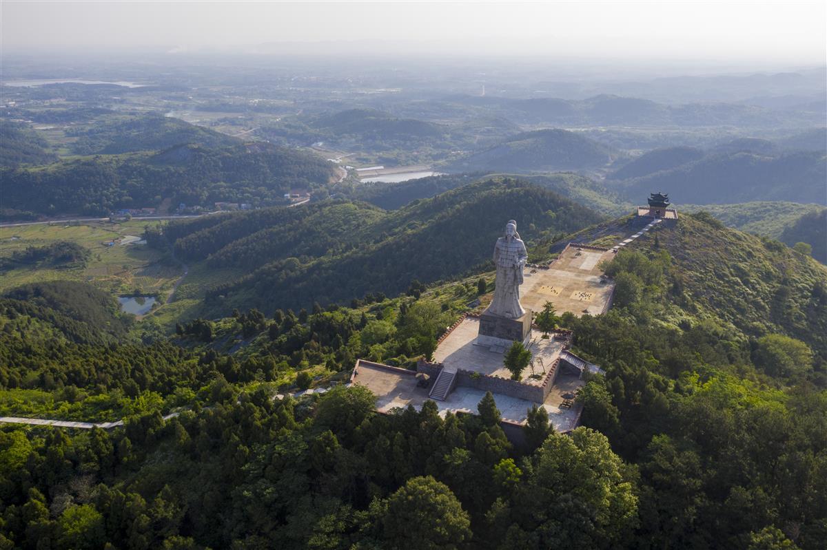 2 白兆山山顶李白雕像.jpg