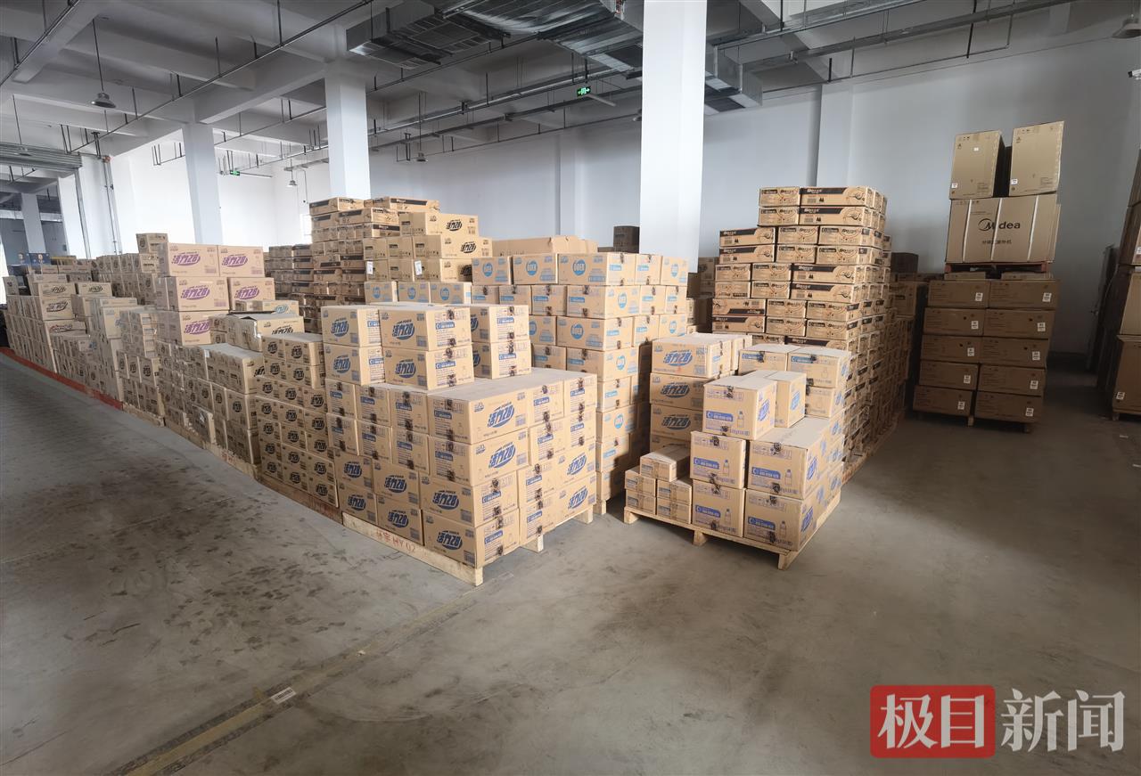 仓库里码放着即将发往全国各地的产品1.jpg