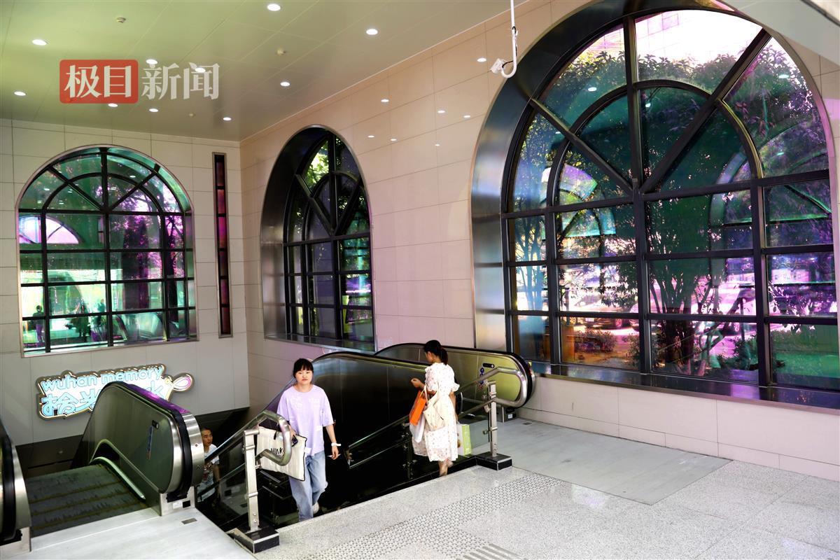 9月1日，武汉地铁中山公园站“拾光Park”闪亮开街，新增的“J”入口处大块的弧形彩窗玻璃极具民国风情，斑驳的树影透过玻璃有一种别样的美感。袁永华 摄 (4).jpg