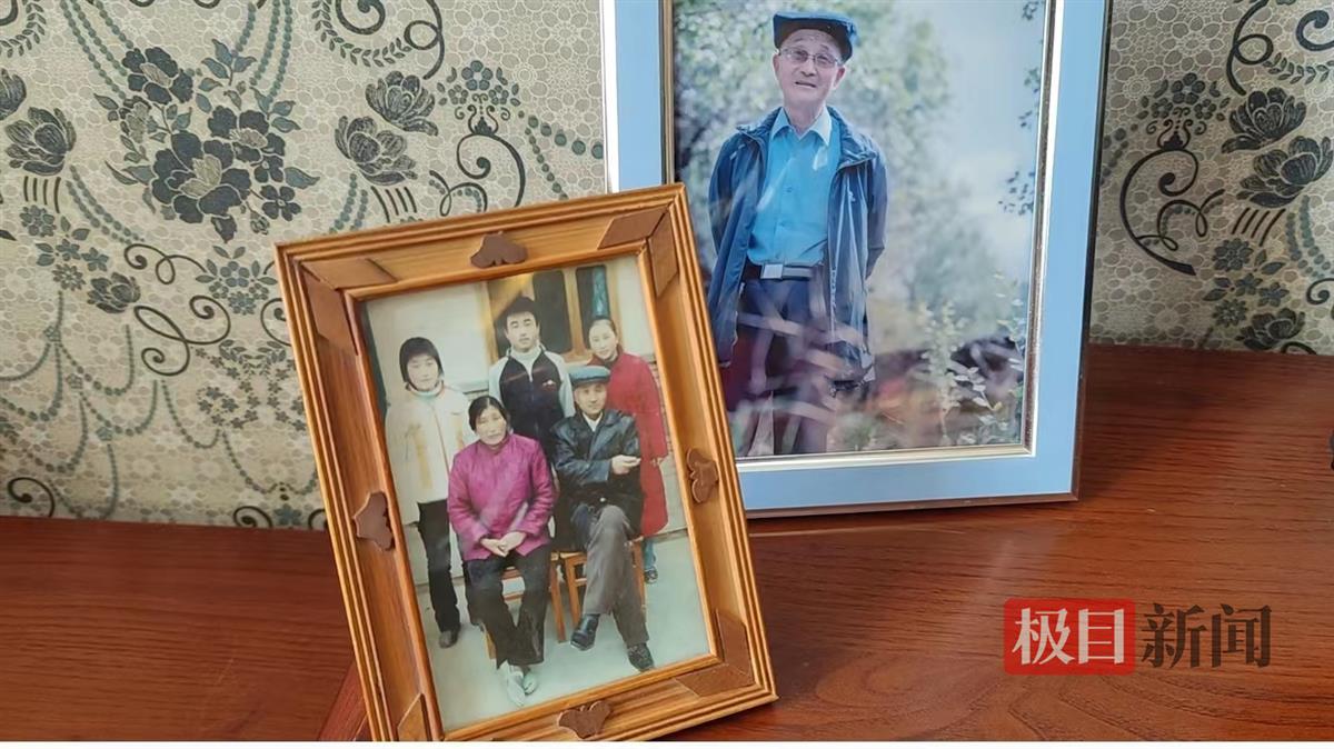 唐胜杰和家人的合影(极目新闻记者舒隆焕摄)