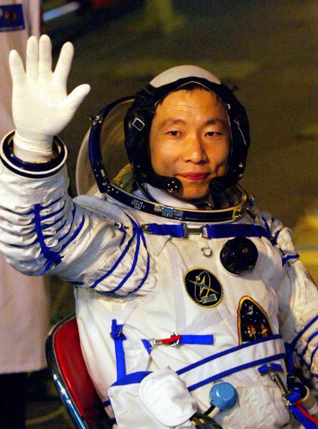 2003 年10月15日，执行中国首次载人航天飞行任务的航天员杨利伟出发登舱前挥手致意（新华社记者李刚 摄）