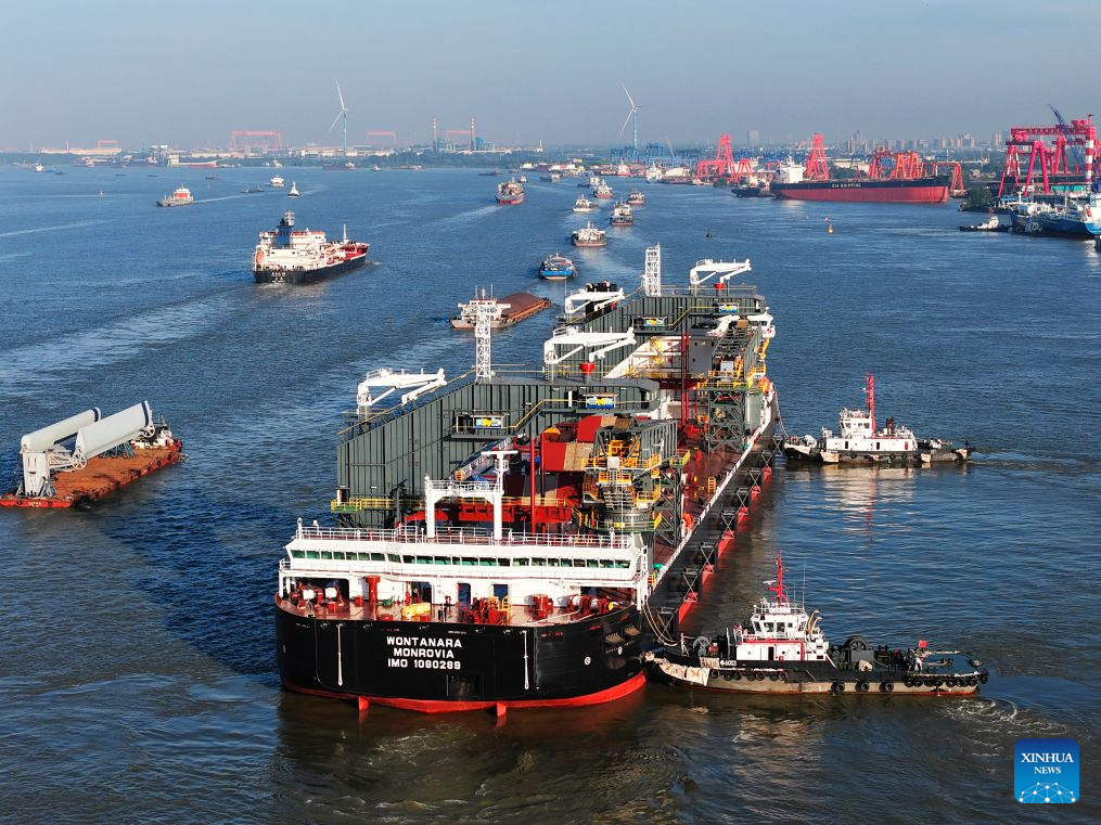 World's first 41,800-tonne bidirectional sailing self-unloader sets sail from China's Yangzhou