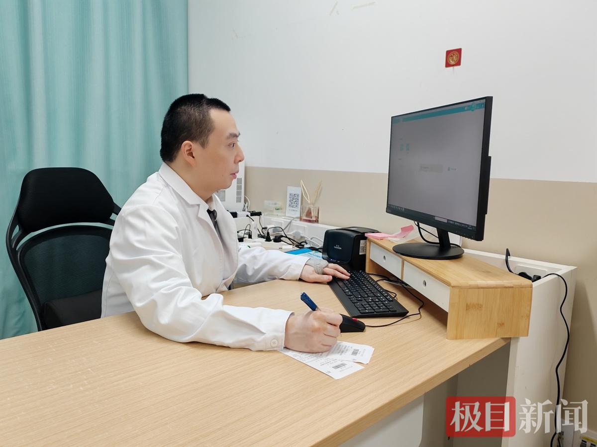 武汉市中心医院健康管理中心工作人员为社区患者提供转诊服务.jpg