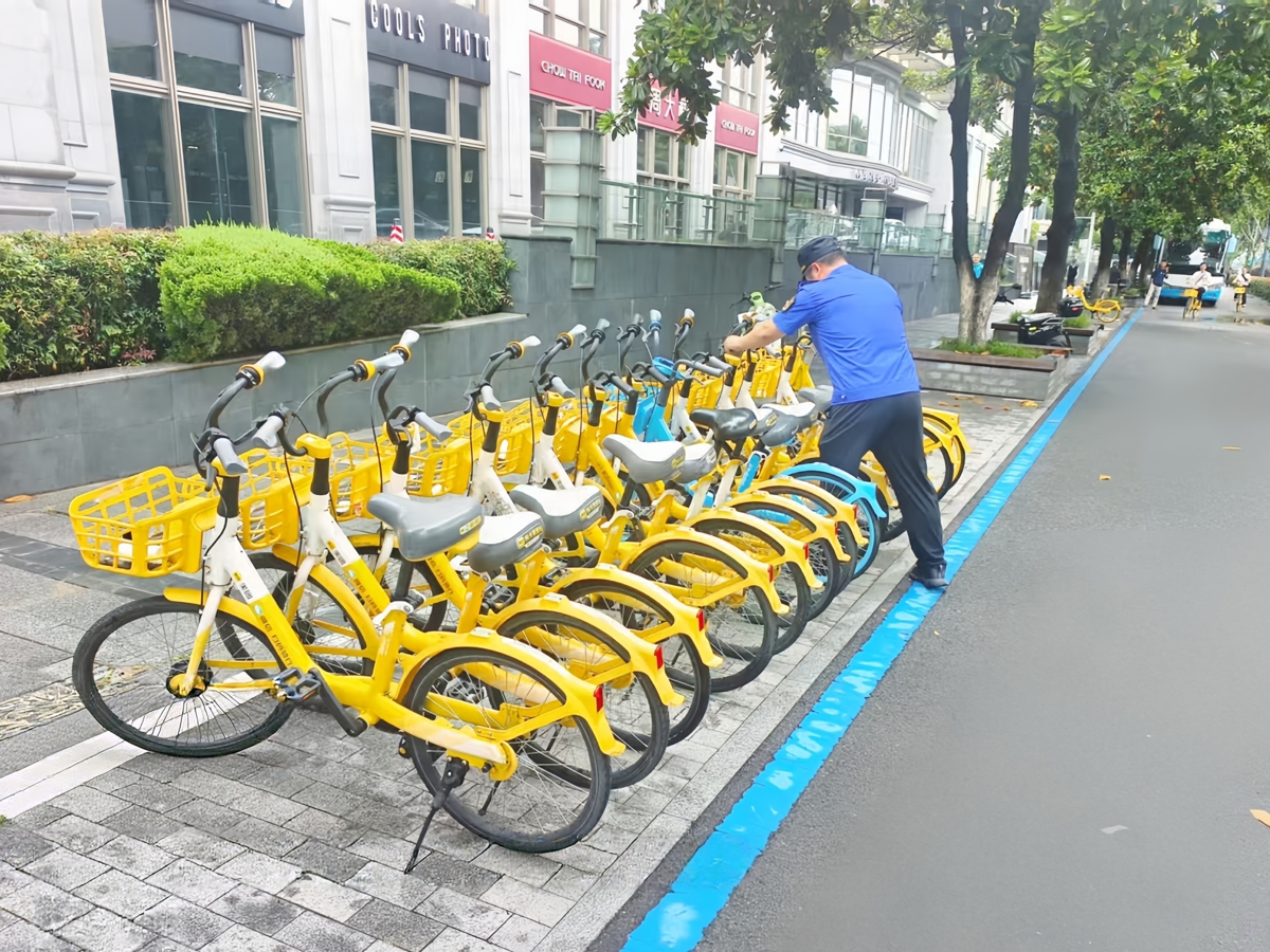 执法人员巡查规整共享单车 (1).jpg