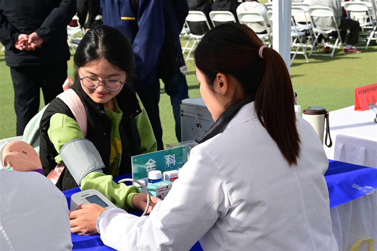 学生测血压 张竞仁摄.JPG