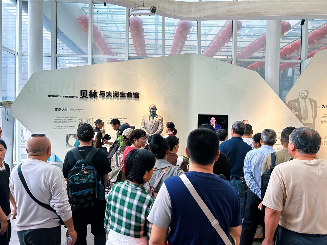 武汉自然博物馆里人头攒动.jpg