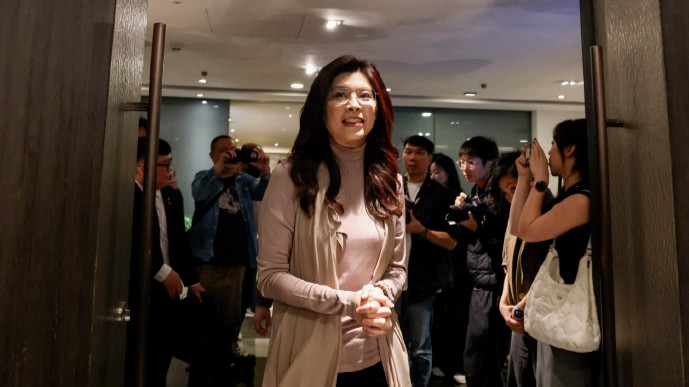 郑丽文率团抵达上海开启大陆参访行程