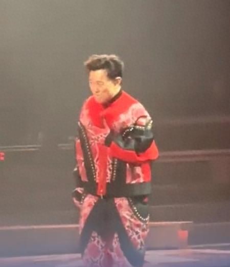 陈奕迅演唱会上捂胸口干呕，此前曾自曝因压力太大患上焦虑症